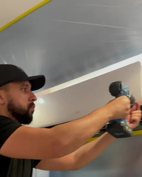 Frame do criativo validado 01: técnico instalando proteção no ar-condicionado