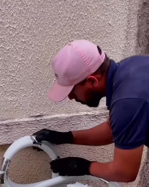 Frame do criativo validado 02: técnico fazendo manutenção na condensadora